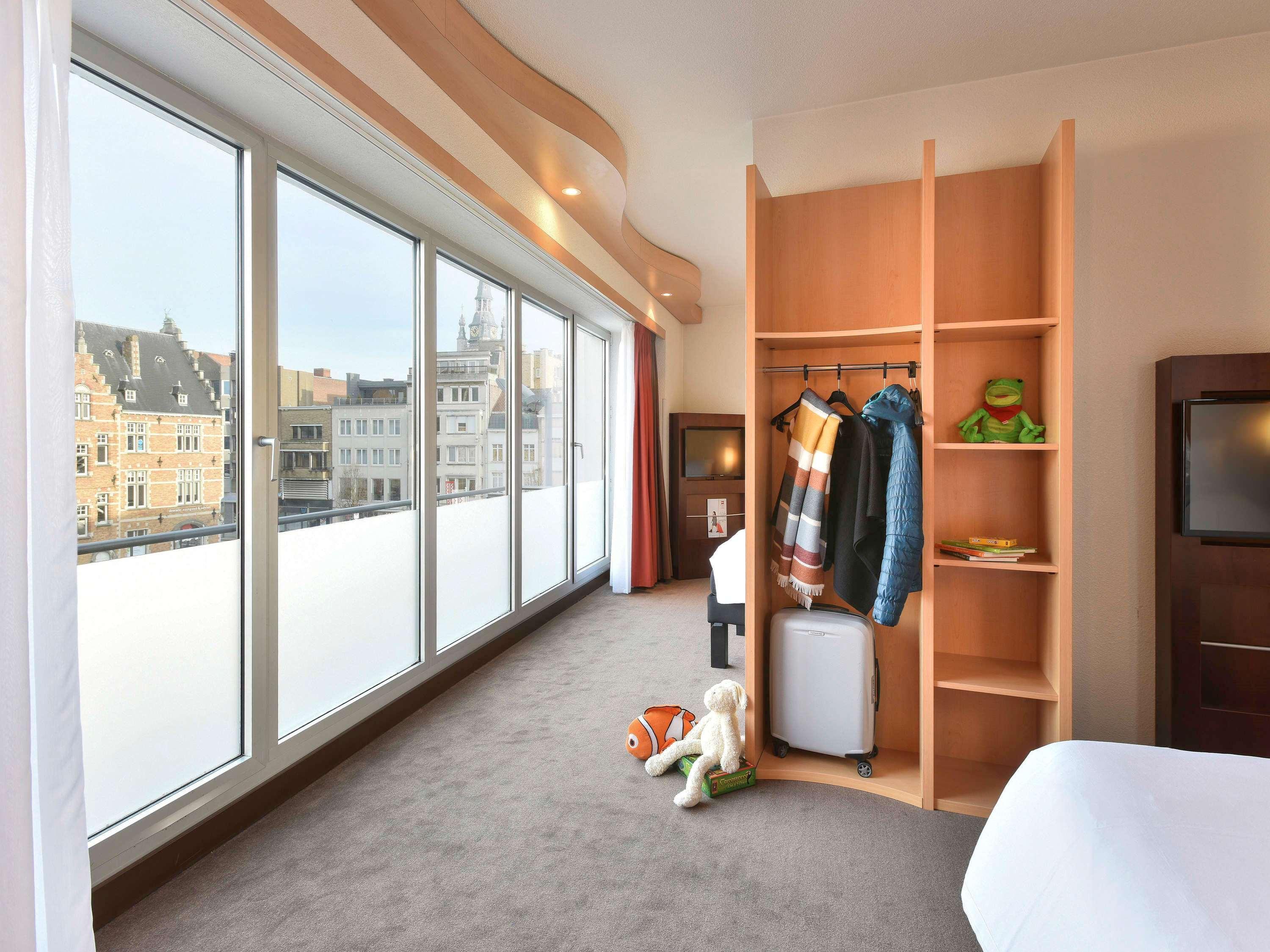 Ibis Kortrijk Centrum Esterno foto