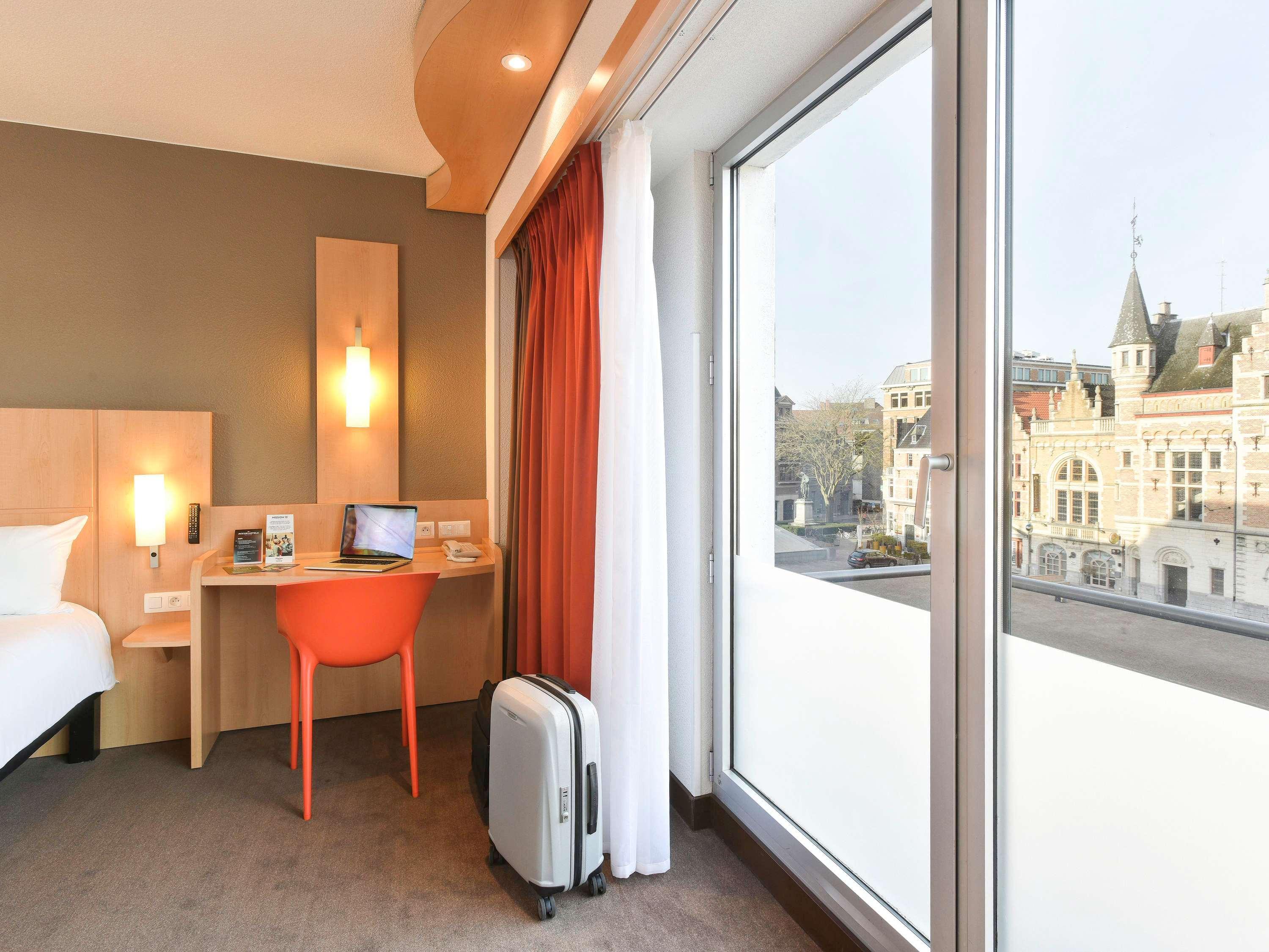 Ibis Kortrijk Centrum Esterno foto