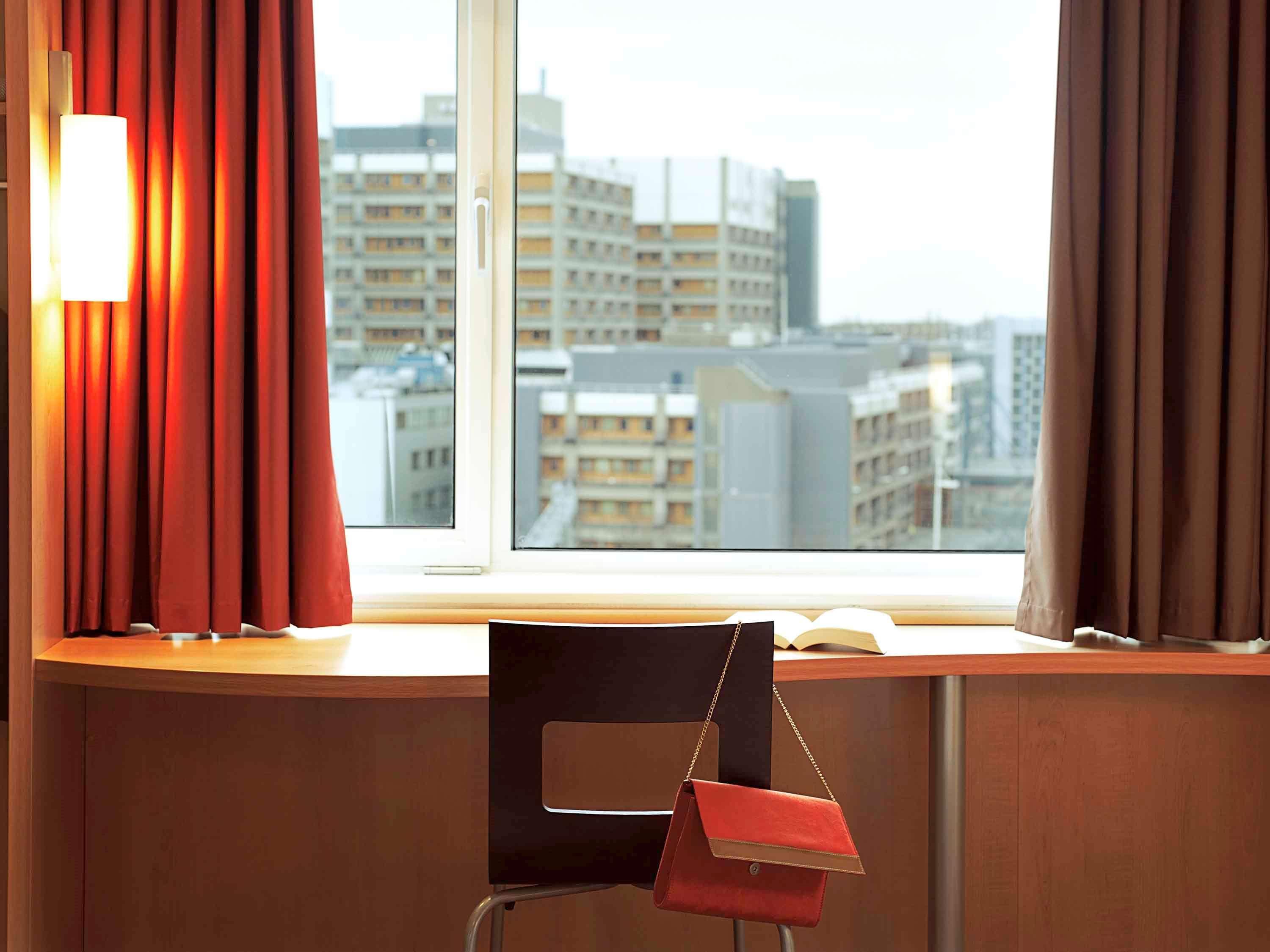 Ibis Kortrijk Centrum Esterno foto