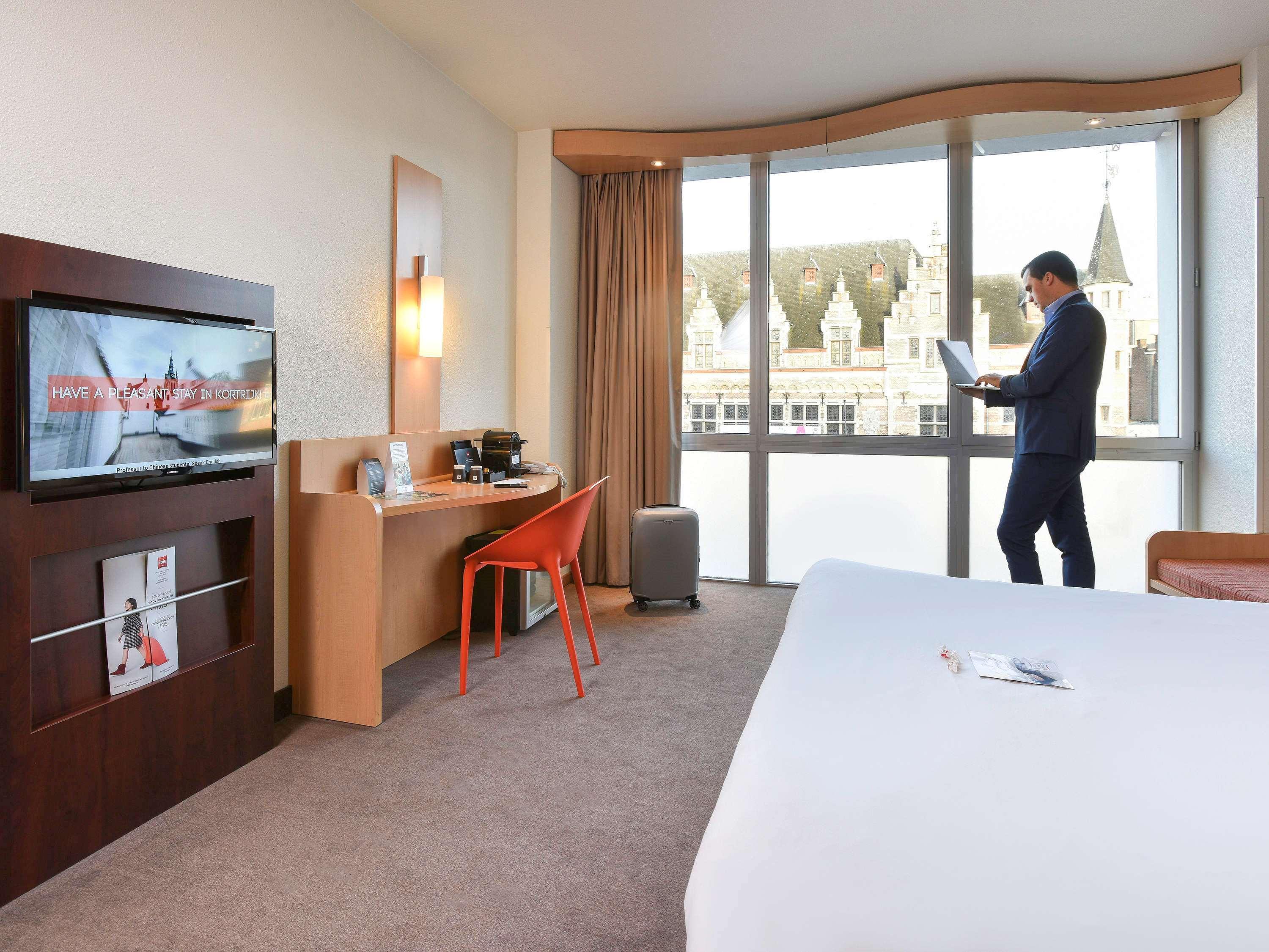 Ibis Kortrijk Centrum Esterno foto