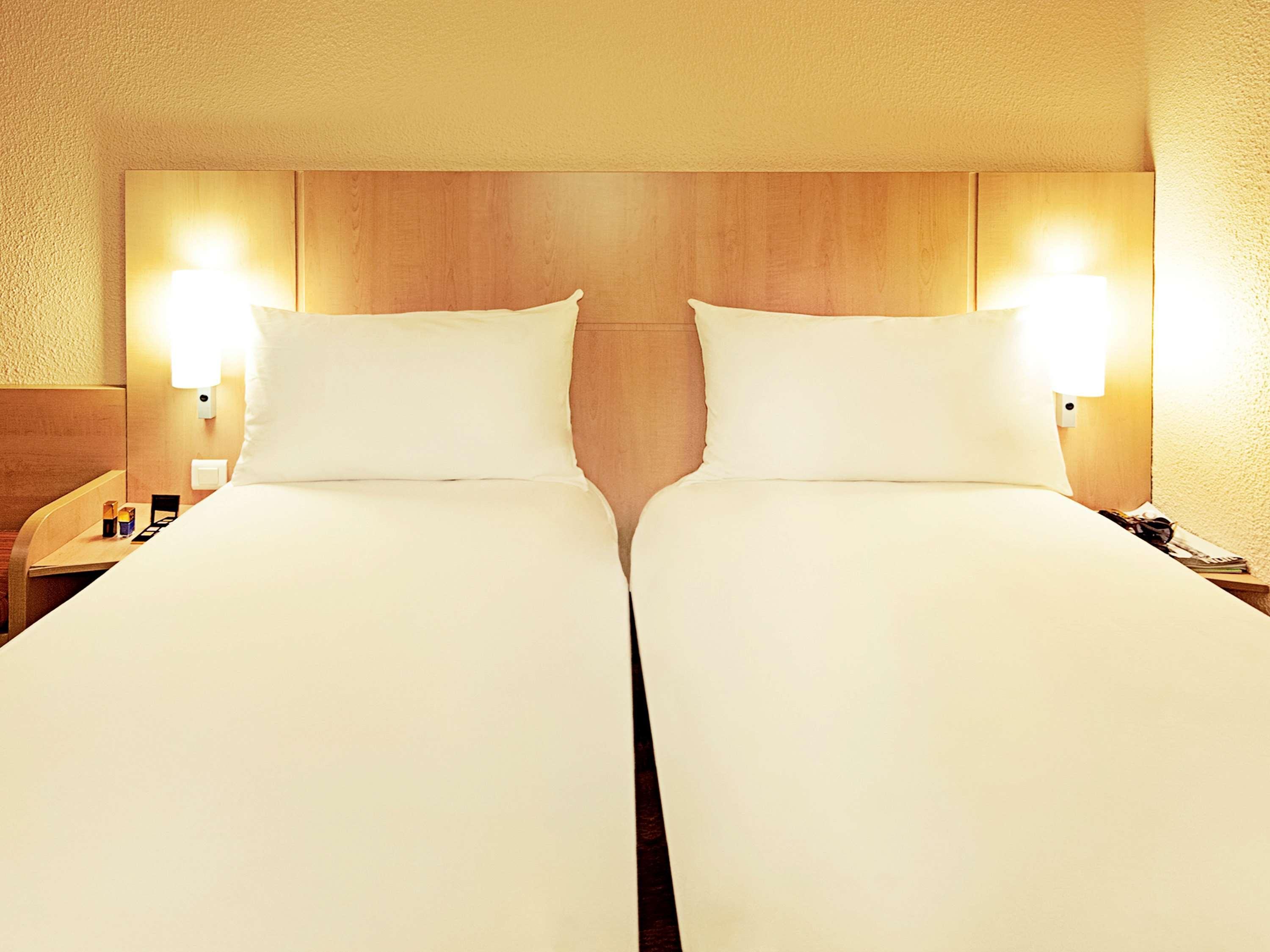 Ibis Kortrijk Centrum Esterno foto