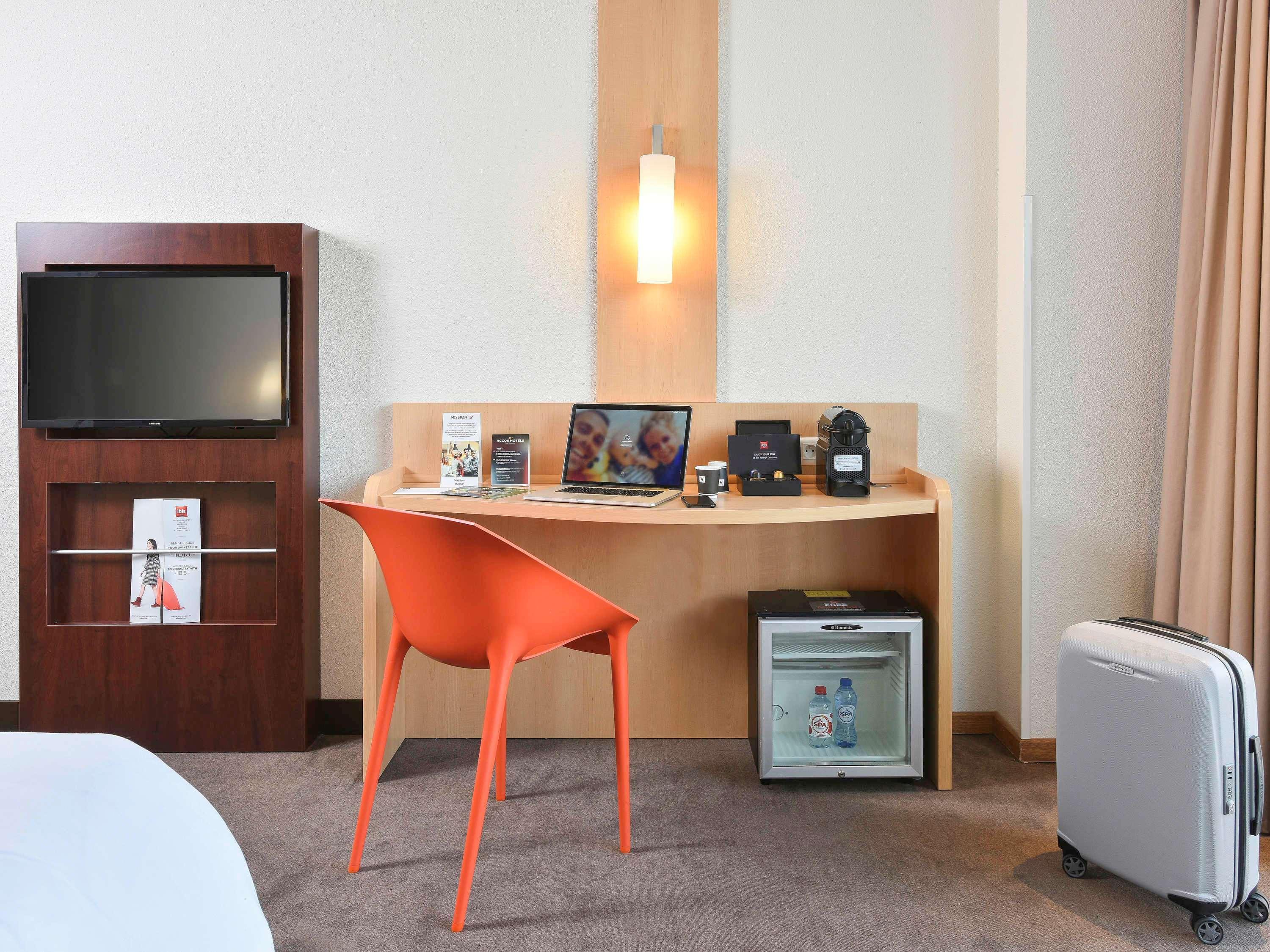 Ibis Kortrijk Centrum Esterno foto